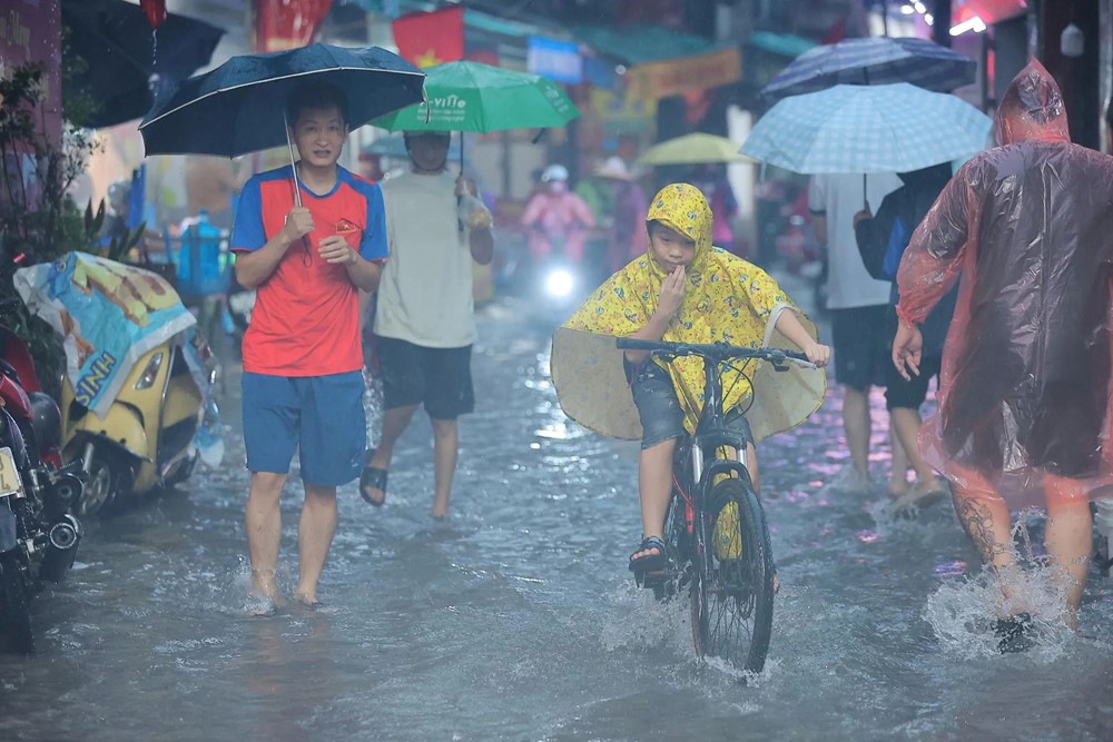 Mưa to xối xả, giao thông Hà Nội hỗn loạn trong giờ tan tầm chiều 30/9 - ảnh 8