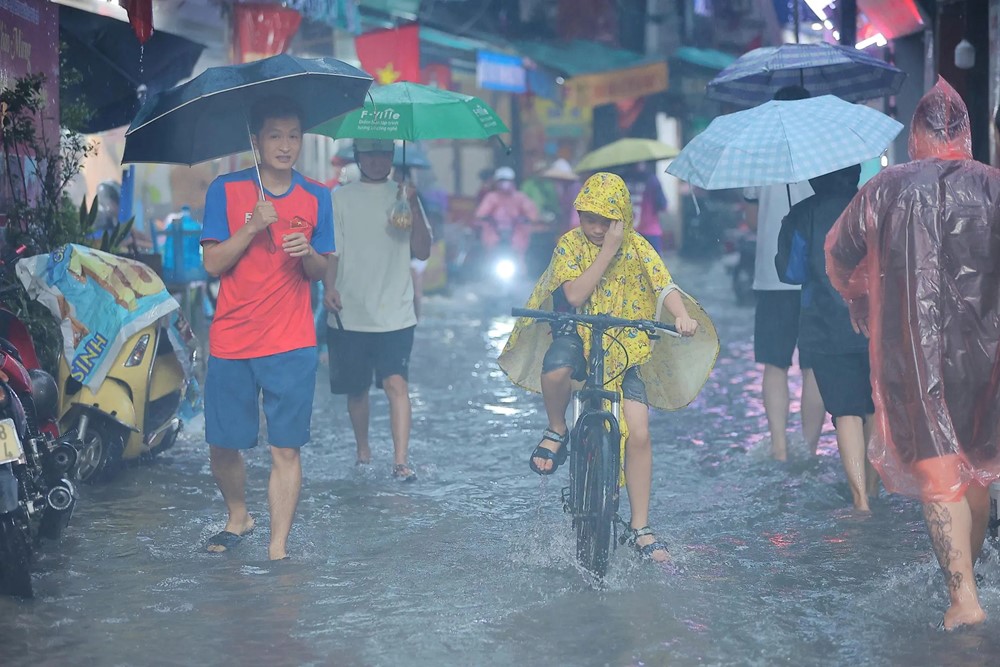 Mưa to xối xả, giao thông Hà Nội hỗn loạn trong giờ tan tầm chiều 30/9 - ảnh 15