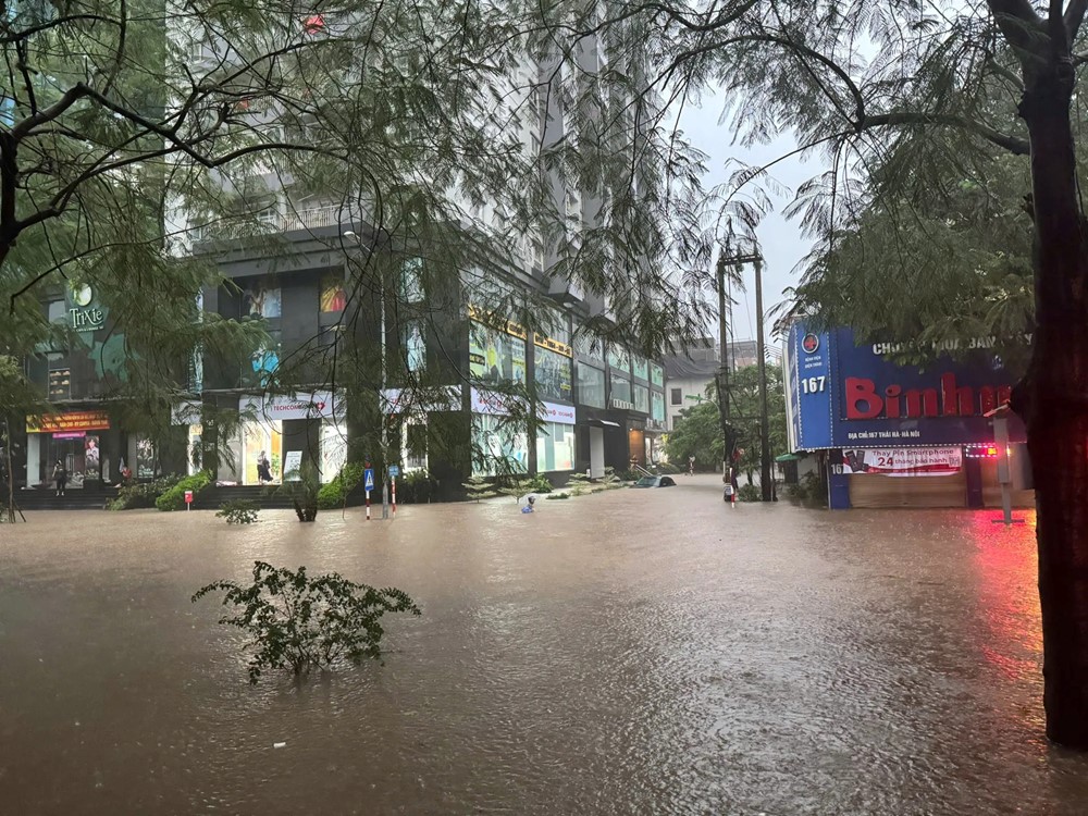 Mưa to xối xả, giao thông Hà Nội hỗn loạn trong giờ tan tầm chiều 30/9 - ảnh 23