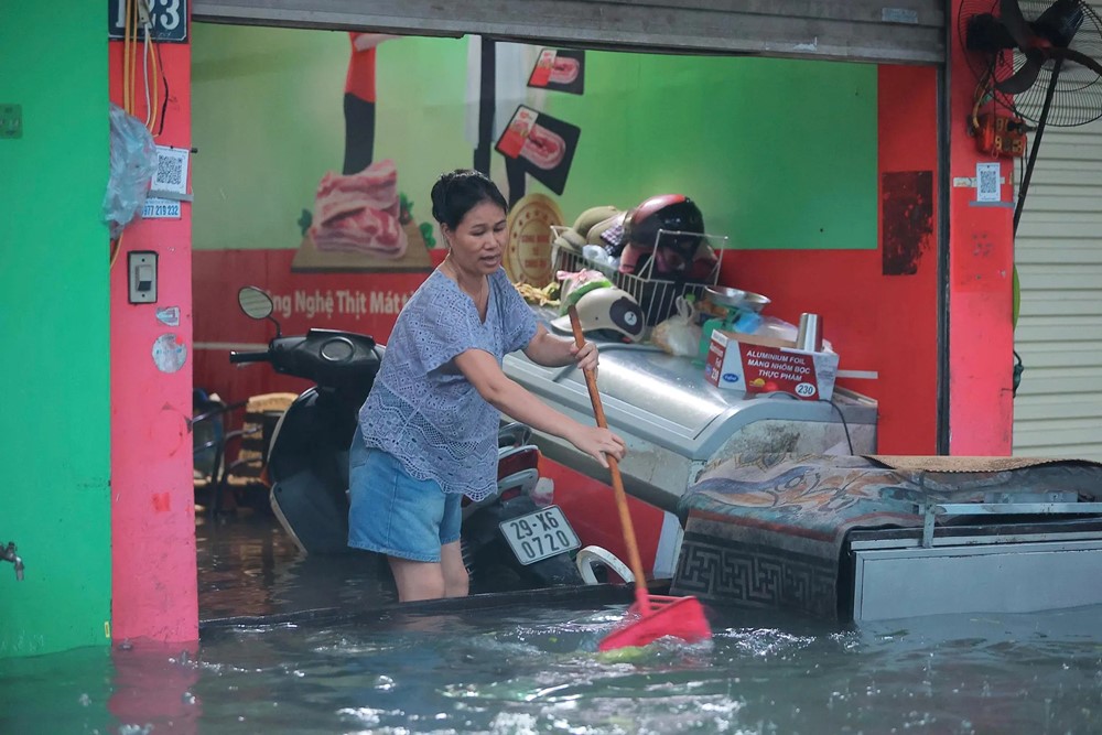 Mưa to xối xả, giao thông Hà Nội hỗn loạn trong giờ tan tầm chiều 30/9 - ảnh 10