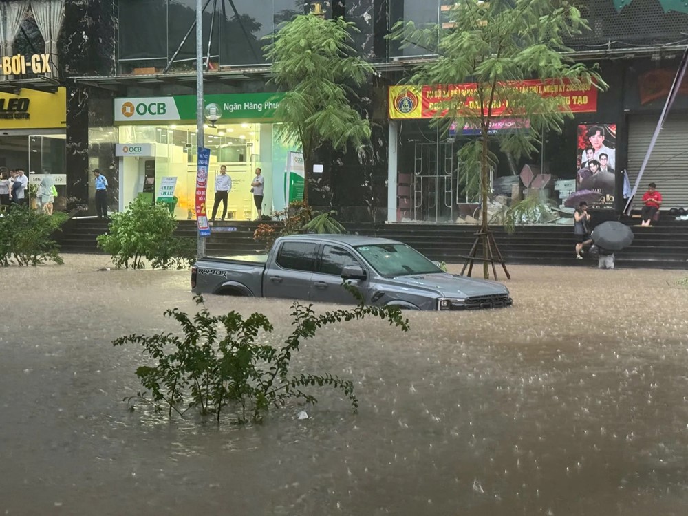 Mưa to xối xả, giao thông Hà Nội hỗn loạn trong giờ tan tầm chiều 30/9 - ảnh 29