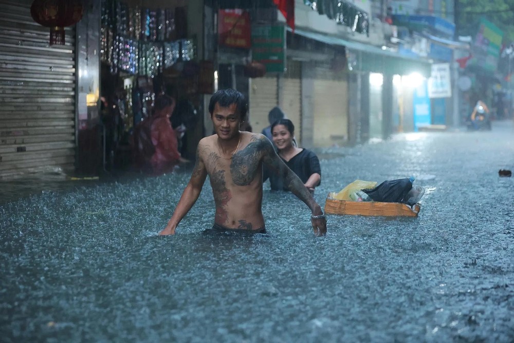 Mưa to xối xả, giao thông Hà Nội hỗn loạn trong giờ tan tầm chiều 30/9 - ảnh 14