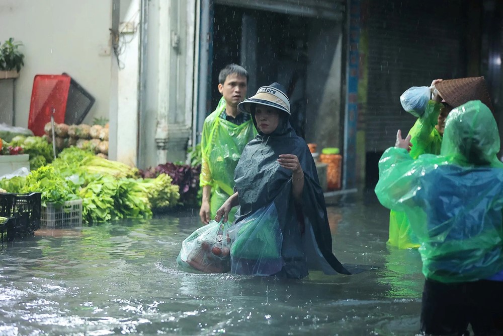 Mưa to xối xả, giao thông Hà Nội hỗn loạn trong giờ tan tầm chiều 30/9 - ảnh 11