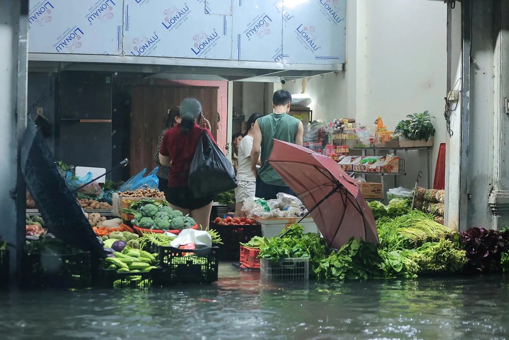 Mưa to xối xả, giao thông Hà Nội hỗn loạn trong giờ tan tầm chiều 30/9 - ảnh 7