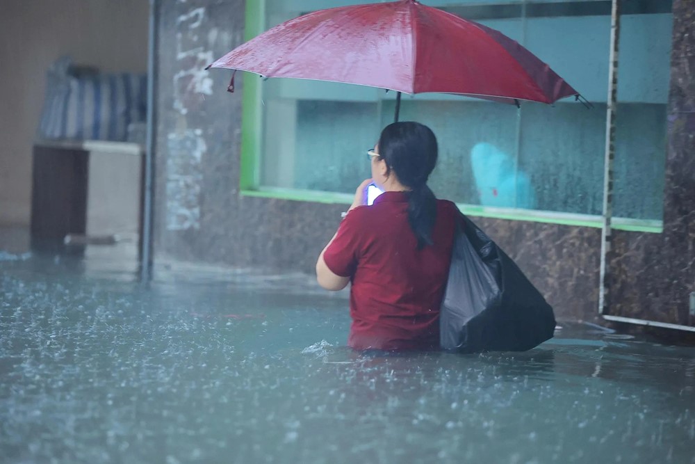 Mưa to xối xả, giao thông Hà Nội hỗn loạn trong giờ tan tầm chiều 30/9 - ảnh 4