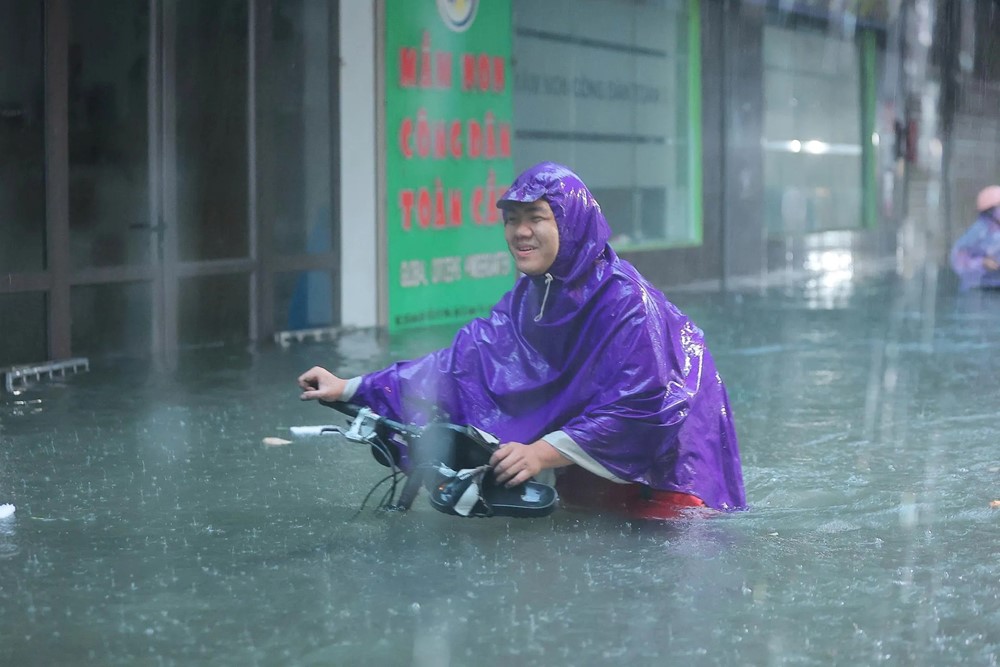 Mưa to xối xả, giao thông Hà Nội hỗn loạn trong giờ tan tầm chiều 30/9 - ảnh 2