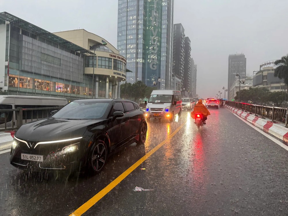 Mưa to xối xả, giao thông Hà Nội hỗn loạn trong giờ tan tầm chiều 30/9 - ảnh 19