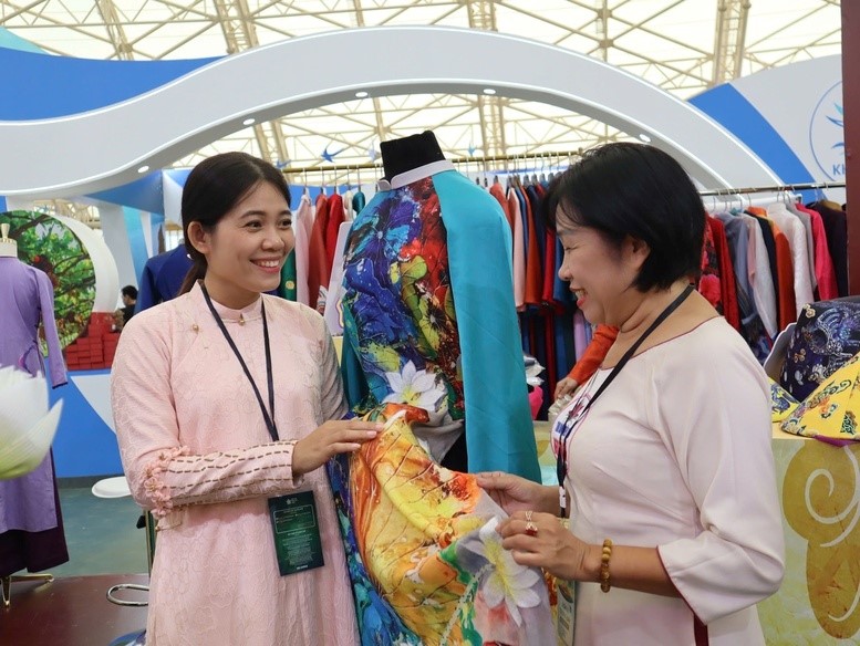 Đông đảo người dân đổ về Hội chợ mùa Thu ngày đầu mở cửa- Ảnh 5.