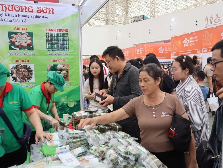 Đông đảo người dân đổ về Hội chợ mùa Thu ngày đầu mở cửa- Ảnh 1.