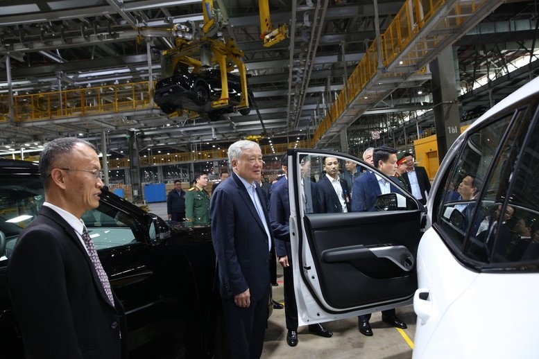 Phó Thủ tướng Thường trực Nguyễn Hòa Bình thăm Công ty VinFast - Ảnh 3. Phó Thủ tướng Thường trực Nguyễn Hòa Bình thăm Công ty VinFast - Ảnh 3.