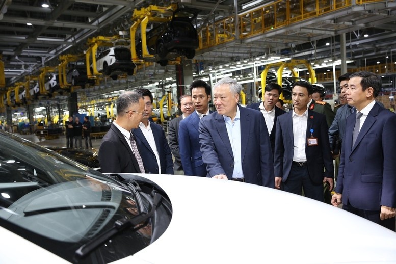Phó Thủ tướng Thường trực Nguyễn Hòa Bình thăm Công ty VinFast - Ảnh 2. Phó Thủ tướng Thường trực Nguyễn Hòa Bình thăm Công ty VinFast - Ảnh 2.