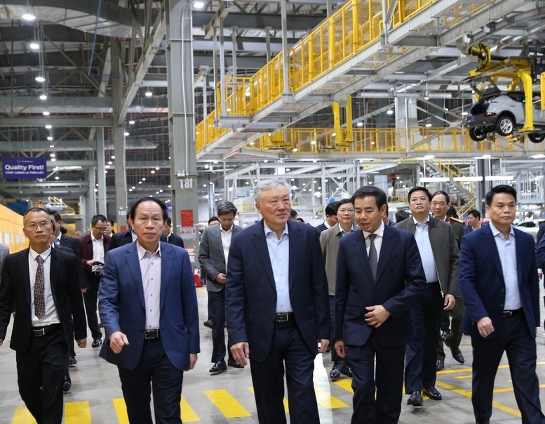 Phó Thủ tướng Thường trực Nguyễn Hòa Bình thăm Công ty VinFast - Ảnh 1. Phó Thủ tướng Thường trực Nguyễn Hòa Bình thăm Công ty VinFast - Ảnh 1.