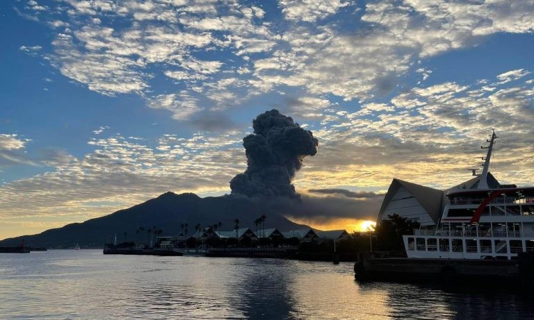 Vụ nổ núi lửa Sakurajima (News Central TV)