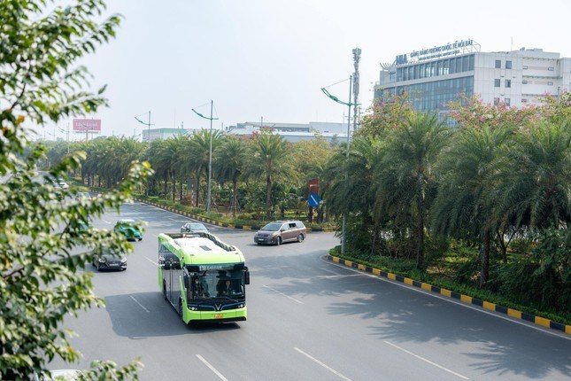 Người dân hào hứng trải nghiệm tuyến buýt điện đầu tiên kết nối nội đô Hà Nội - sân bay Nội Bài ảnh 1
