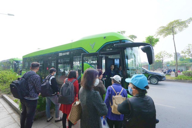 Người dân hào hứng trải nghiệm tuyến buýt điện đầu tiên kết nối nội đô Hà Nội - sân bay Nội Bài ảnh 2