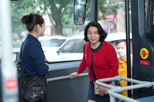 Người dân hào hứng trải nghiệm tuyến buýt điện đầu tiên kết nối nội đô Hà Nội - sân bay Nội Bài ảnh 3