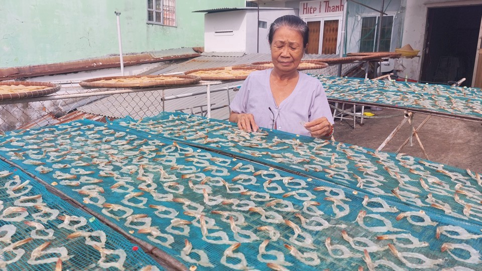 &nbsp;B&agrave; Tạ Thị Ngọc Yến đang phơi t&eacute;p xẻ để chuẩn bị nguồn h&agrave;ng phục vụ Tết nguy&ecirc;n đ&aacute;n. Ảnh Xu&acirc;n Lương