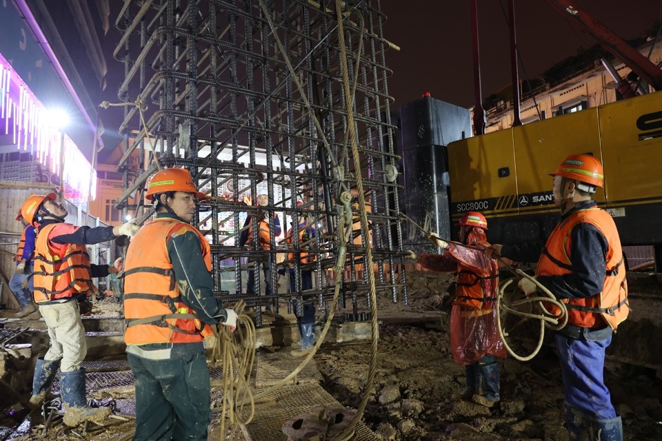 Ng&agrave;y 8/2 , c&ocirc;ng trường ga ngầm S12 của tuyến Metro Nhổn -ga H&agrave; Nội vẫn s&ocirc;i động tiếng m&aacute;y m&oacute;c, với khoảng 40 c&ocirc;ng nh&acirc;n vẫn đang miệt m&agrave;i l&agrave;m việc.