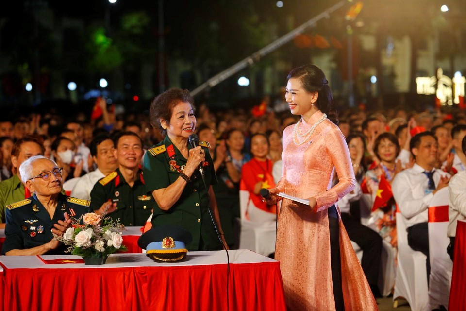 M&agrave;n giao lưu khơi gợi kh&iacute; thế h&agrave;o h&ugrave;ng của 70 năm trước với kh&aacute;n giả của Chương tr&igrave;nh.