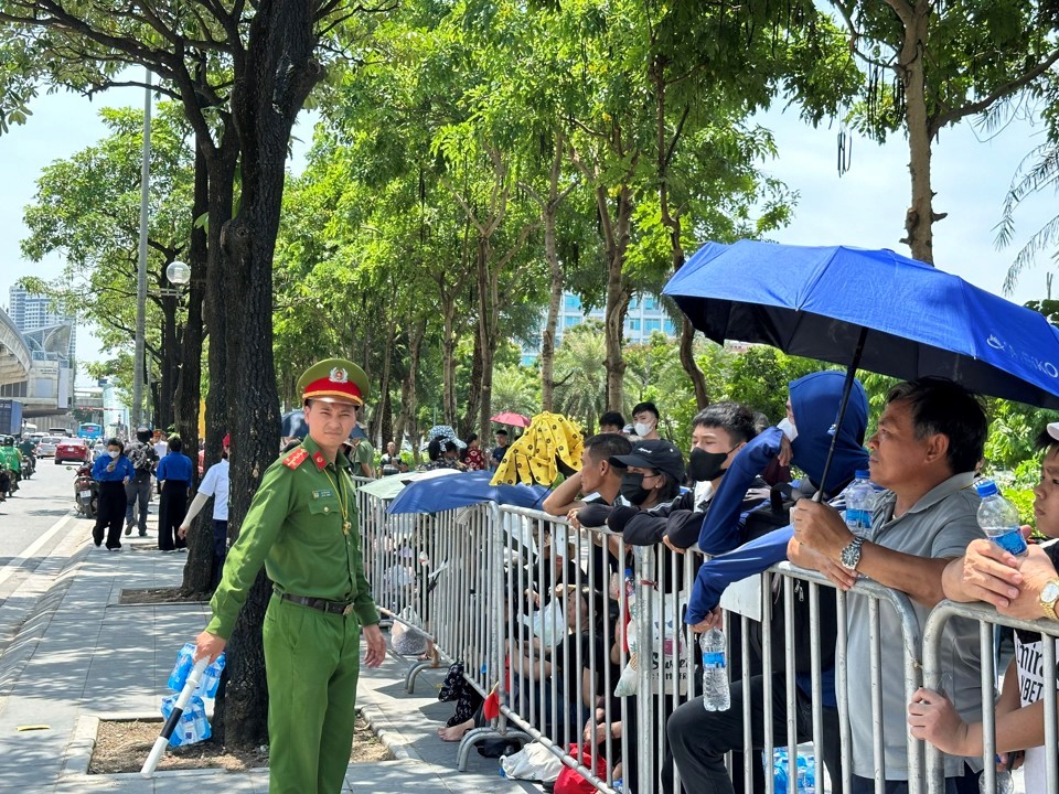 Người d&acirc;n chờ tiễn biệt&nbsp;Tổng B&iacute; thư Nguyễn Ph&uacute; Trọng tr&ecirc;n đường L&ecirc; Đức Thọ. Ảnh: V&acirc;n Nhi