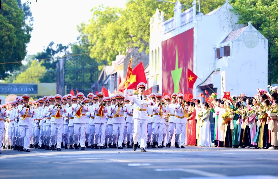 M&agrave;n biểu diễn kết hợp diễu h&agrave;nh t&aacute;i hiện lịch sử &ldquo;Ng&agrave;y về chiến thắng&rdquo; với sự tham gia biểu diễn d&agrave;n k&egrave;n qu&acirc;n nhạc Bộ C&ocirc;ng an tr&igrave;nh diễn &ldquo;Khải ho&agrave;n ca&rdquo; ch&agrave;o đ&oacute;n đo&agrave;n qu&acirc;n trở về Giải ph&oacute;ng Thủ đ&ocirc;&rdquo;. Ảnh: Duy Kh&aacute;nh