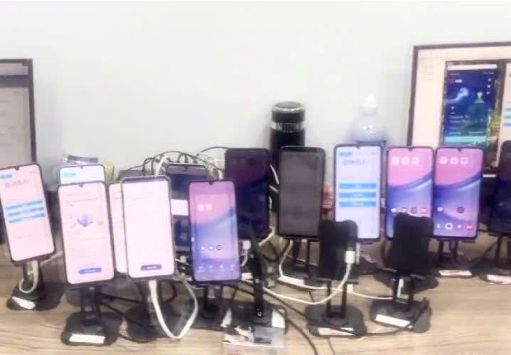 Tang vật c&aacute;c dụng vụ m&aacute;y m&oacute;c, điện thoại hoạt động của nh&oacute;m tội phạm.