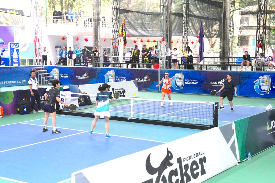 Kh&ocirc;ng kh&iacute; s&ocirc;i nổi trong ng&agrave;y đầu ti&ecirc;n&nbsp;Giải Pickleball B&aacute;o Kinh tế &amp; Đ&ocirc; thị lần thứ I &ndash; 2025. Ảnh: Kh&aacute;nh Huy