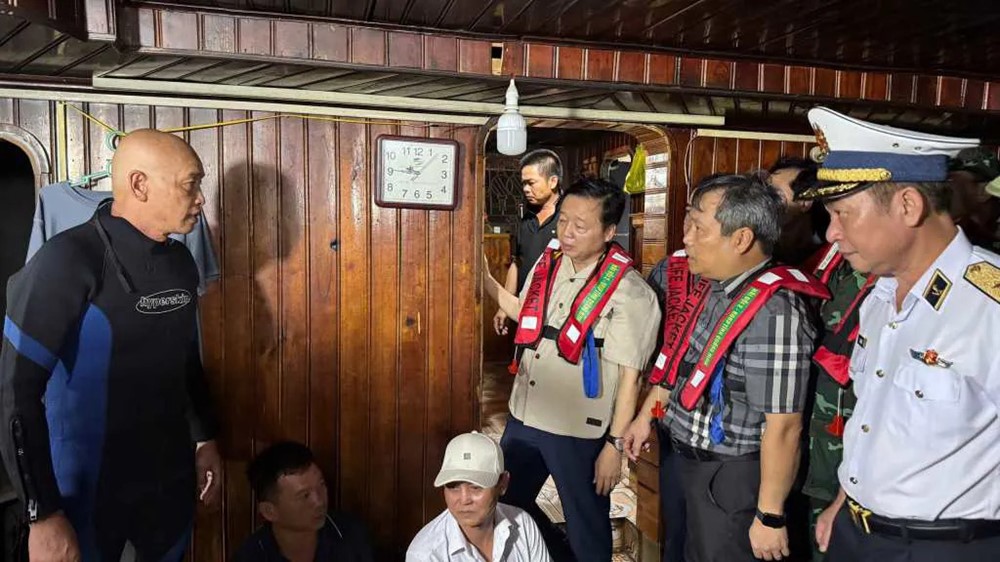 Hình ảnh 2 Phó Thủ tướng Trần Hồng Hà trực tiếp chỉ đạo cứu hộ vụ chìm tàu trên vịnh Hạ Long - ảnh 2