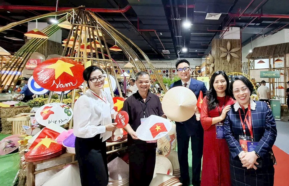 Sáng nay (24/10) diễn ra Tọa đàm “Phát triển làng nghề Hà Nội gắn với xây dựng thương hiệu sản phẩm OCOP” - ảnh 2