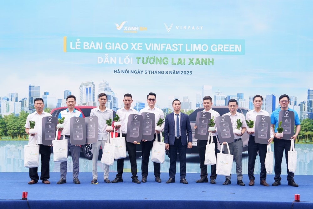 VinFast bàn giao lô xe Limo Green đầu tiên cho khách hàng - ảnh 1