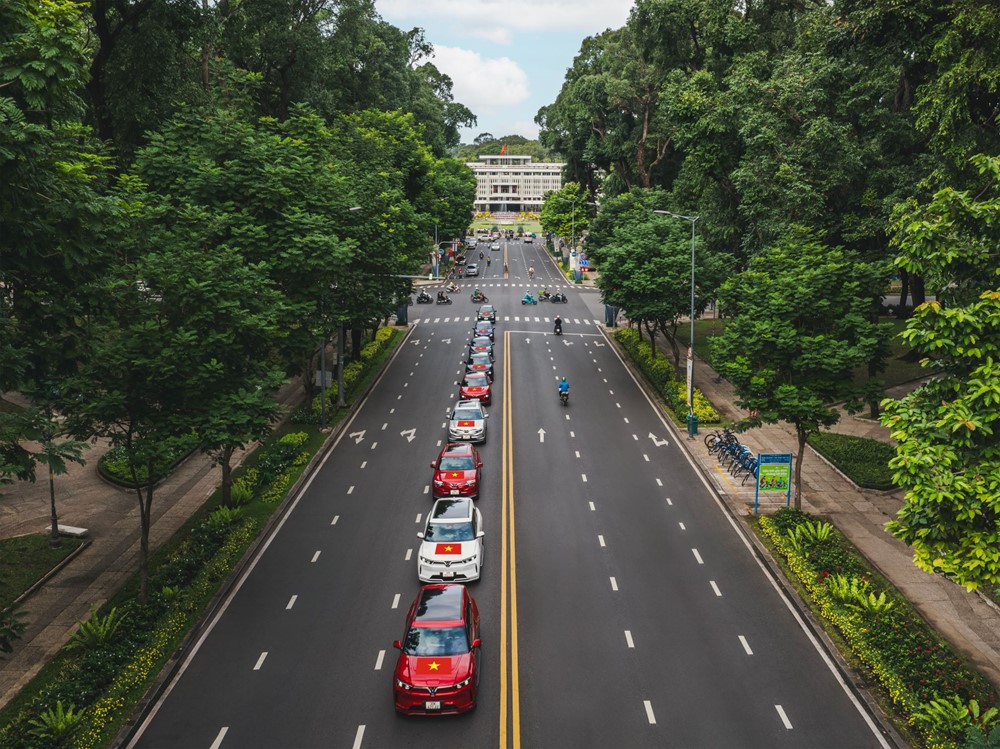 VinFast tặng 100.000 bộ decal Quốc kỳ nhân dịp 80 năm Quốc khánh - ảnh 2