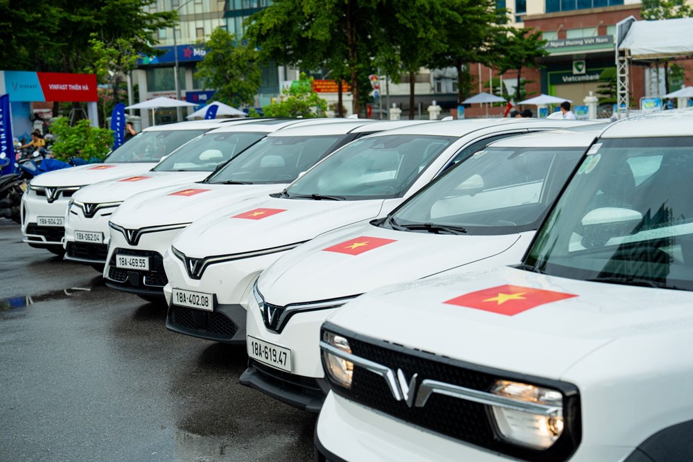 VinFast tặng 100.000 bộ decal Quốc kỳ nhân dịp 80 năm Quốc khánh - ảnh 1