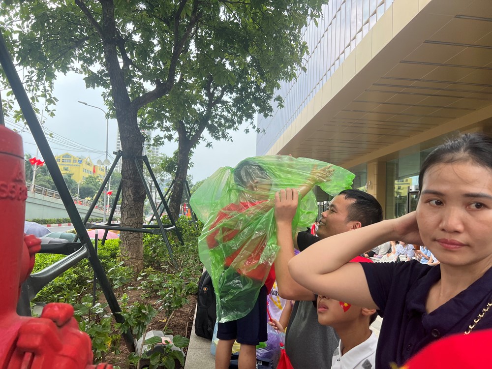 Hà Nội: Người dân đội nắng mưa háo hức chờ xem tổng hợp luyện diễu binh lần 2  - ảnh 5