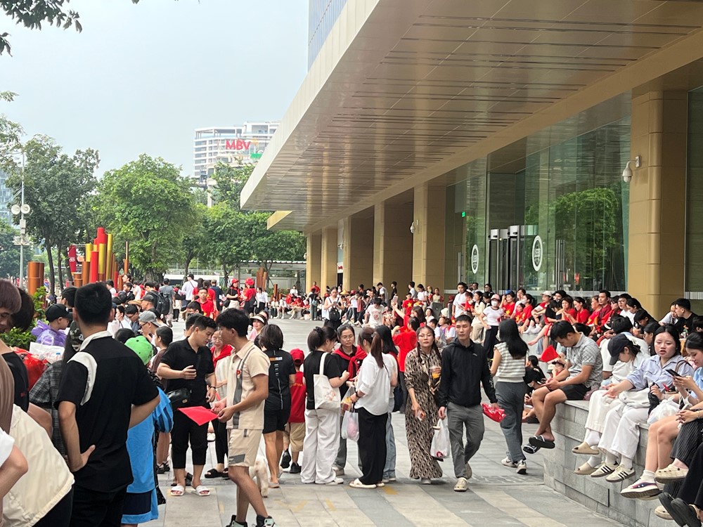 Hà Nội: Người dân đội nắng mưa háo hức chờ xem tổng hợp luyện diễu binh lần 2  - ảnh 2