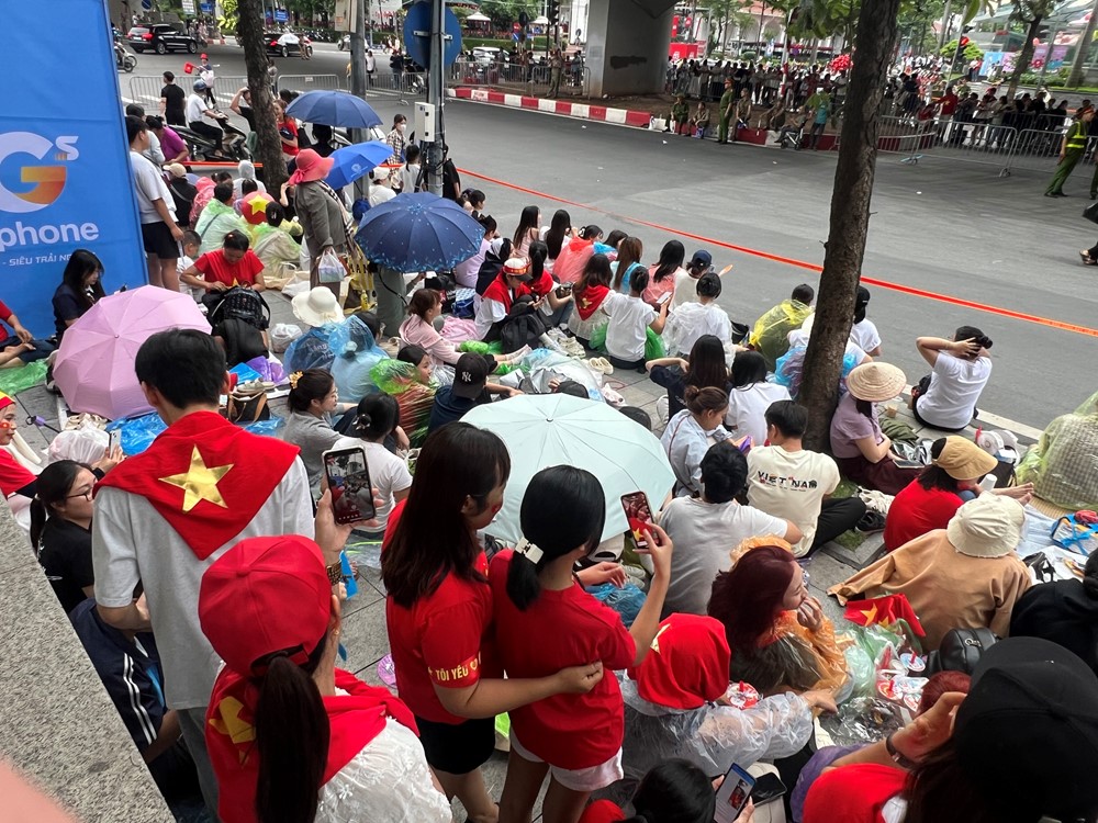 Hà Nội: Người dân đội nắng mưa háo hức chờ xem tổng hợp luyện diễu binh lần 2  - ảnh 1