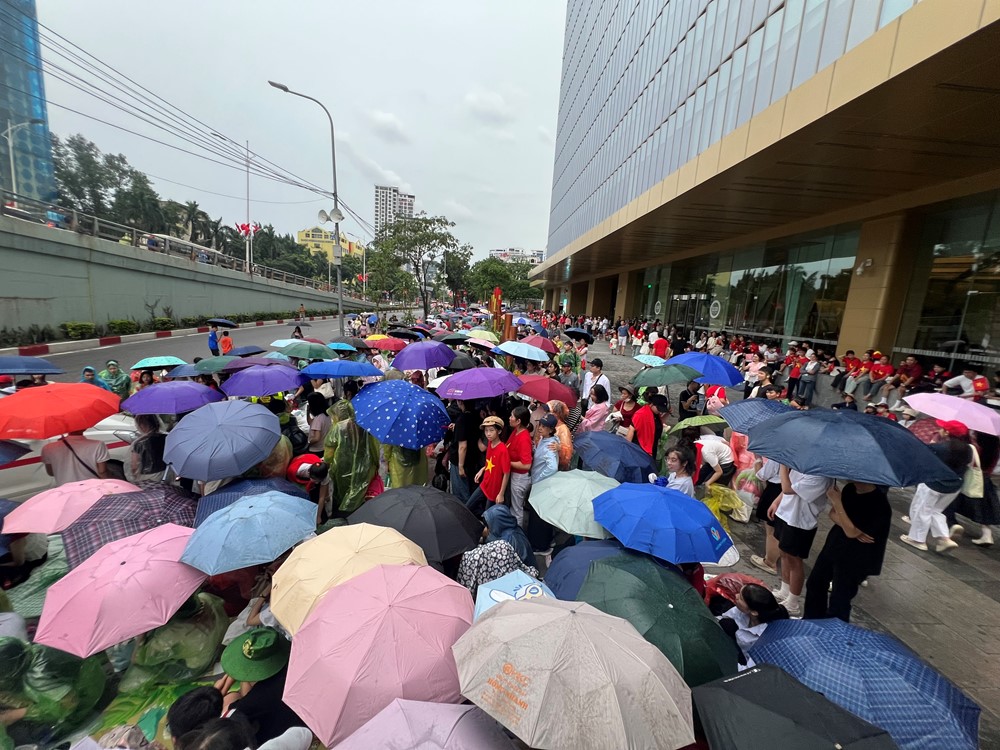 Hà Nội: Người dân đội nắng mưa háo hức chờ xem tổng hợp luyện diễu binh lần 2  - ảnh 4
