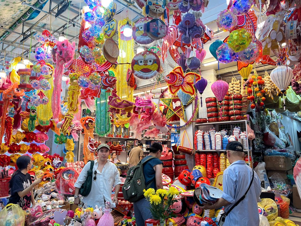 Phố Hàng Mã lên đèn sớm, hút giới trẻ Hà Nội săn ảnh Trung thu - ảnh 6