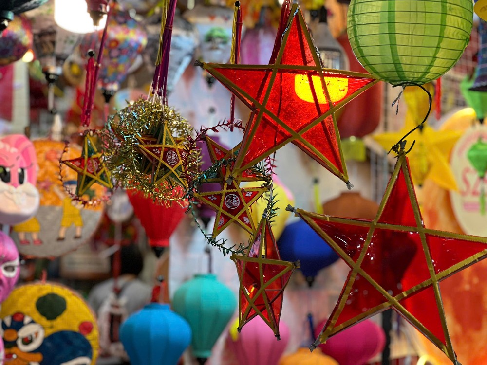 Phố Hàng Mã lên đèn sớm, hút giới trẻ Hà Nội săn ảnh Trung thu - ảnh 15