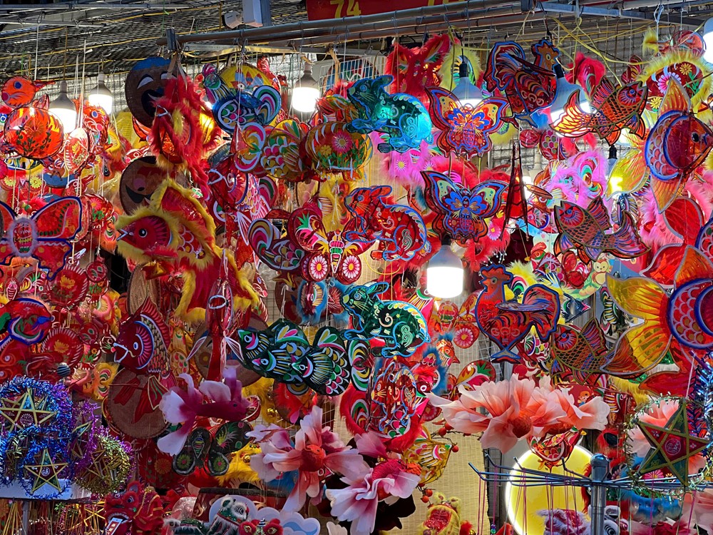 Phố Hàng Mã lên đèn sớm, hút giới trẻ Hà Nội săn ảnh Trung thu - ảnh 12