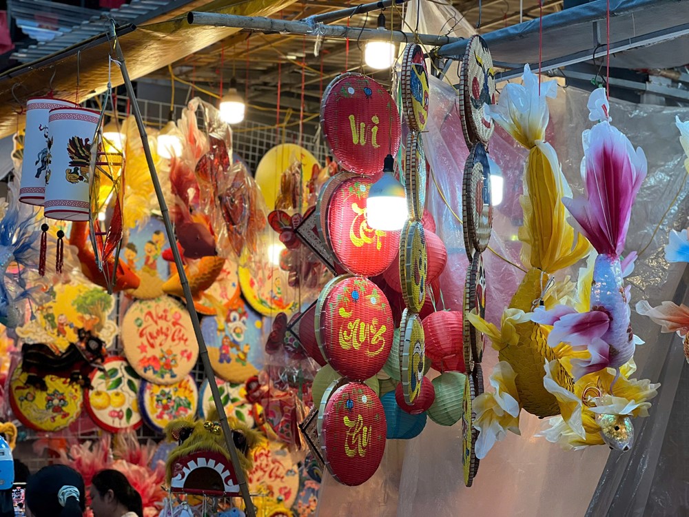 Phố Hàng Mã lên đèn sớm, hút giới trẻ Hà Nội săn ảnh Trung thu - ảnh 9