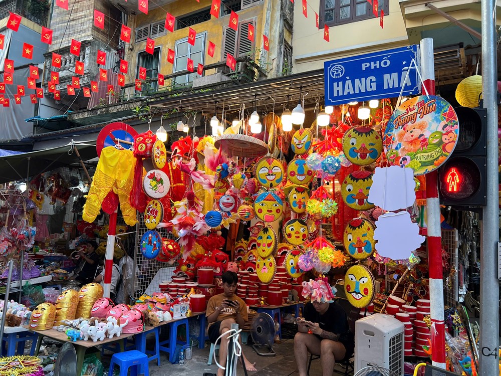 Phố Hàng Mã lên đèn sớm, hút giới trẻ Hà Nội săn ảnh Trung thu - ảnh 1