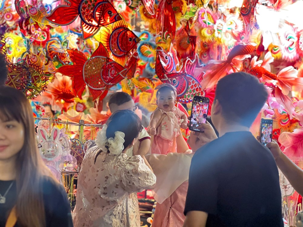 Phố Hàng Mã lên đèn sớm, hút giới trẻ Hà Nội săn ảnh Trung thu - ảnh 5