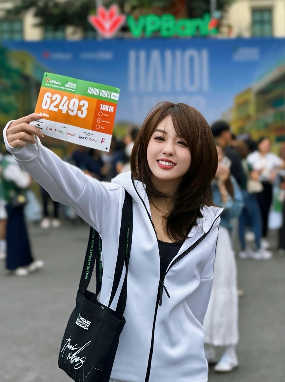 Dàn trai xinh, gái đẹp, người nổi tiếng tụ hội tại VPBank Hanoi International Marathon 2025 - ảnh 4