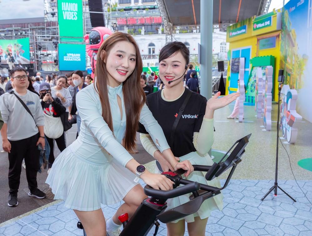 Dàn trai xinh, gái đẹp, người nổi tiếng tụ hội tại VPBank Hanoi International Marathon 2025 - ảnh 5