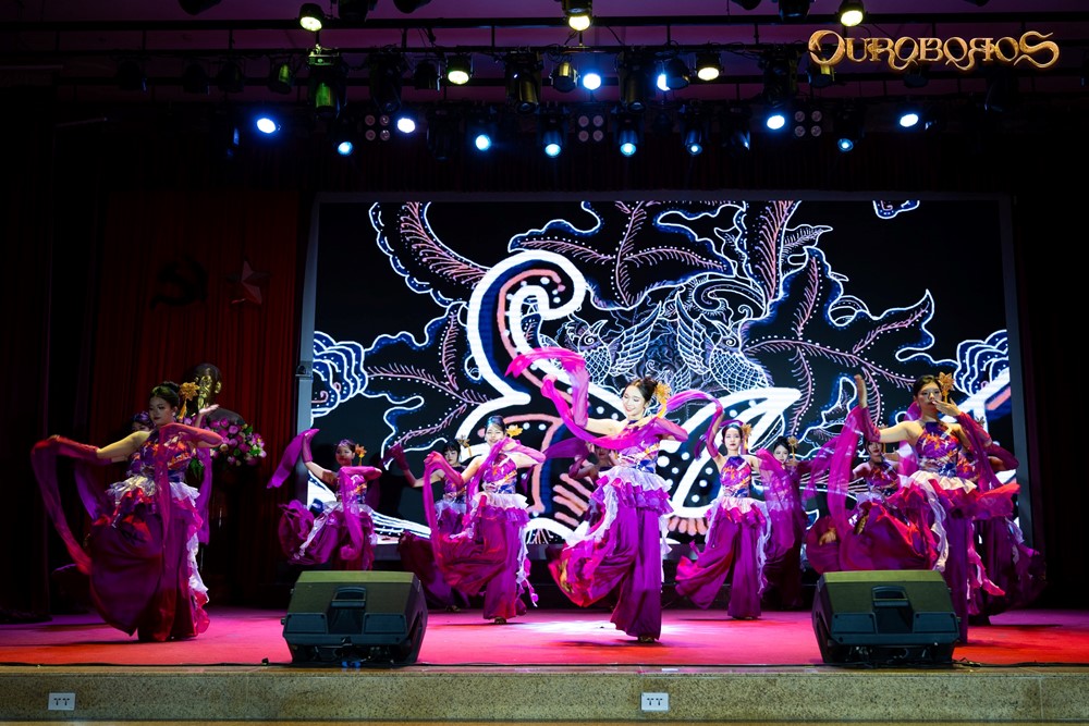 Hòa mình trong không khí náo nhiệt tại đêm hội Halloween trường Báo - ảnh 2