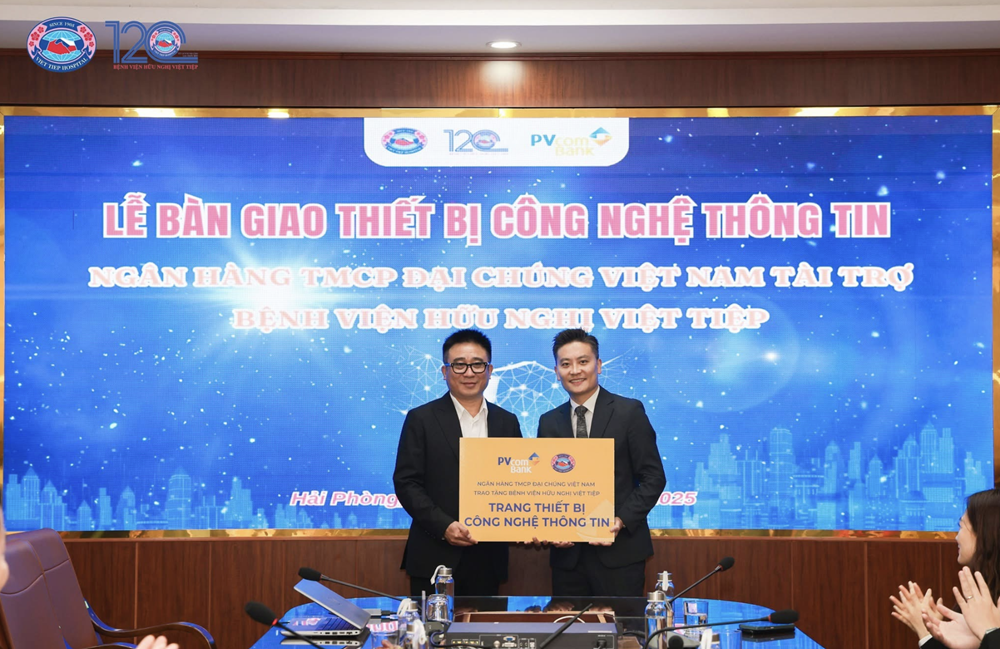 PVcomBank trao tặng gói trang thiết bị công nghệ thông tin hỗ trợ Bệnh viện Hữu nghị Việt Tiệp triển khai Bệnh án điện tử - ảnh 1