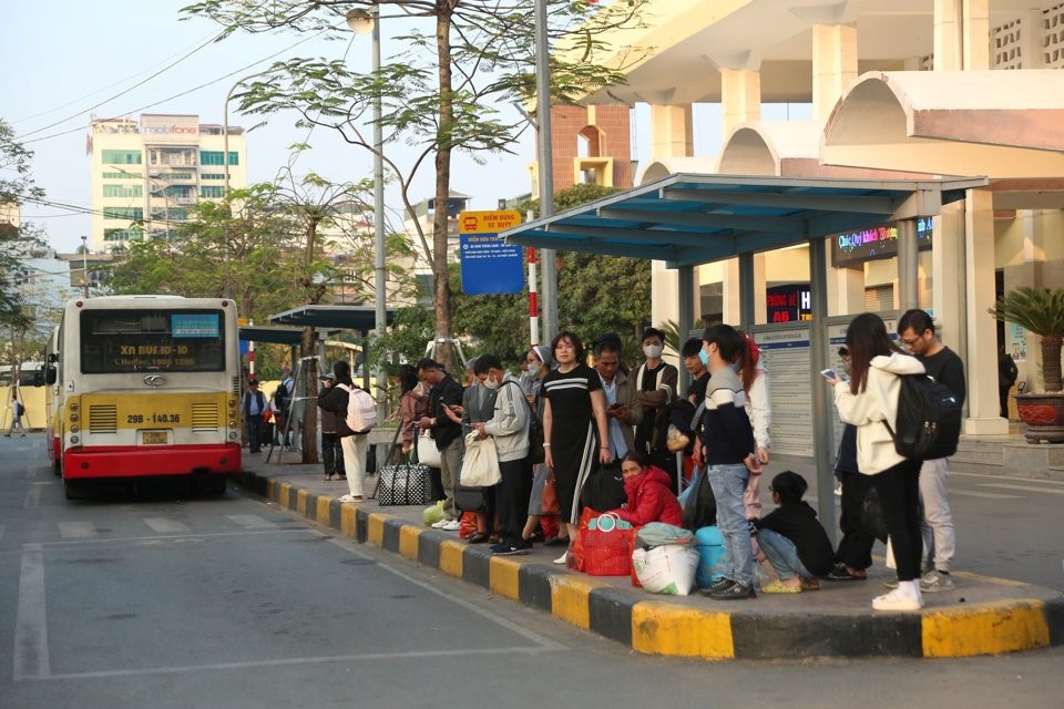 Nhiều người sử dụng xe bu&yacute;t để quay trở lại nội th&agrave;nh l&agrave;m việc.