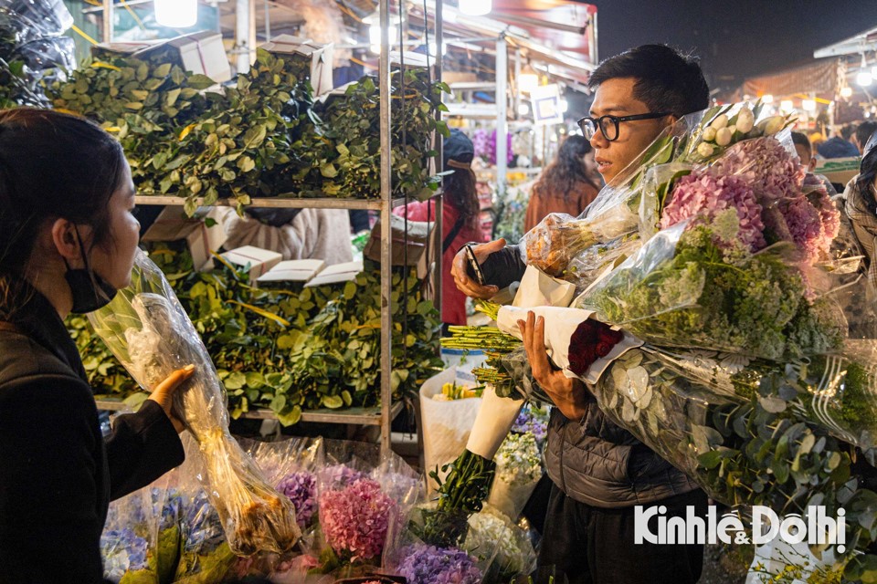 Tới đ&acirc;y mua hoa d&agrave;nh tặng cho những người th&acirc;n y&ecirc;u của m&igrave;nh, anh Trung Hiếu (quận Hai B&agrave; Trưng, TP H&agrave; Nội) cho biết: "Dịp 8/3 năm n&agrave;o m&igrave;nh cũng đến đ&acirc;y mua hoa d&agrave;nh tặng b&agrave;, mẹ v&agrave; người bạn g&aacute;i của m&igrave;nh, Tại đ&acirc;y gi&aacute; cả ở chợ hoa n&agrave;y bao giờ cũng rẻ hơn so với chợ lẻ v&agrave; c&aacute;c cửa h&agrave;ng v&agrave; nơi b&aacute;n hoa dọc đường, đồng thời ở đ&acirc;y cũng nhiều mẫu m&atilde;, phong ph&uacute; nhiều loại hoa hơn để m&igrave;nh vừa c&oacute; thể trải nghiệm v&agrave; lựa chọn theo &yacute; tưởng của m&igrave;nh".