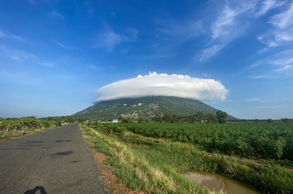 Quần thể du lịch tâm linh nằm trên đỉnh ‘nóc nhà Nam Bộ’, chỉ cách TP. Tây Ninh 11km  - ảnh 1