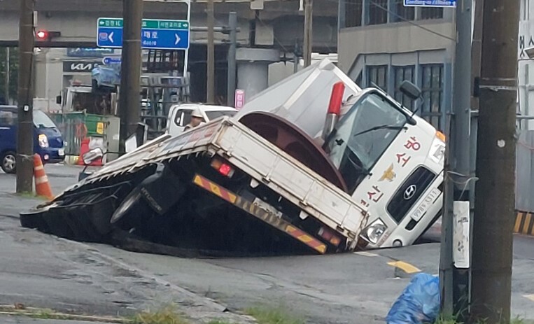 Xuất hiện 'hố tử thần’ khổng lồ sâu 8m nuốt chửng 2 xe tải sau mưa lớn, cảnh sát khẩn cấp phong tỏa hiện trường - ảnh 2